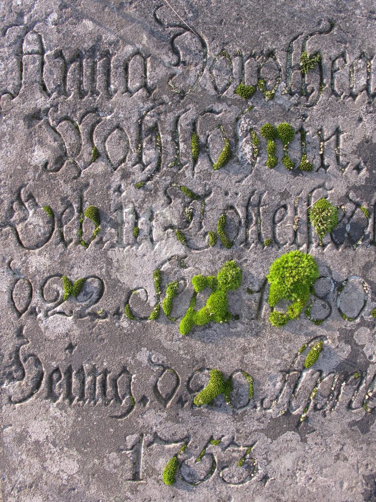 Inschrift eines alten Grabsteins